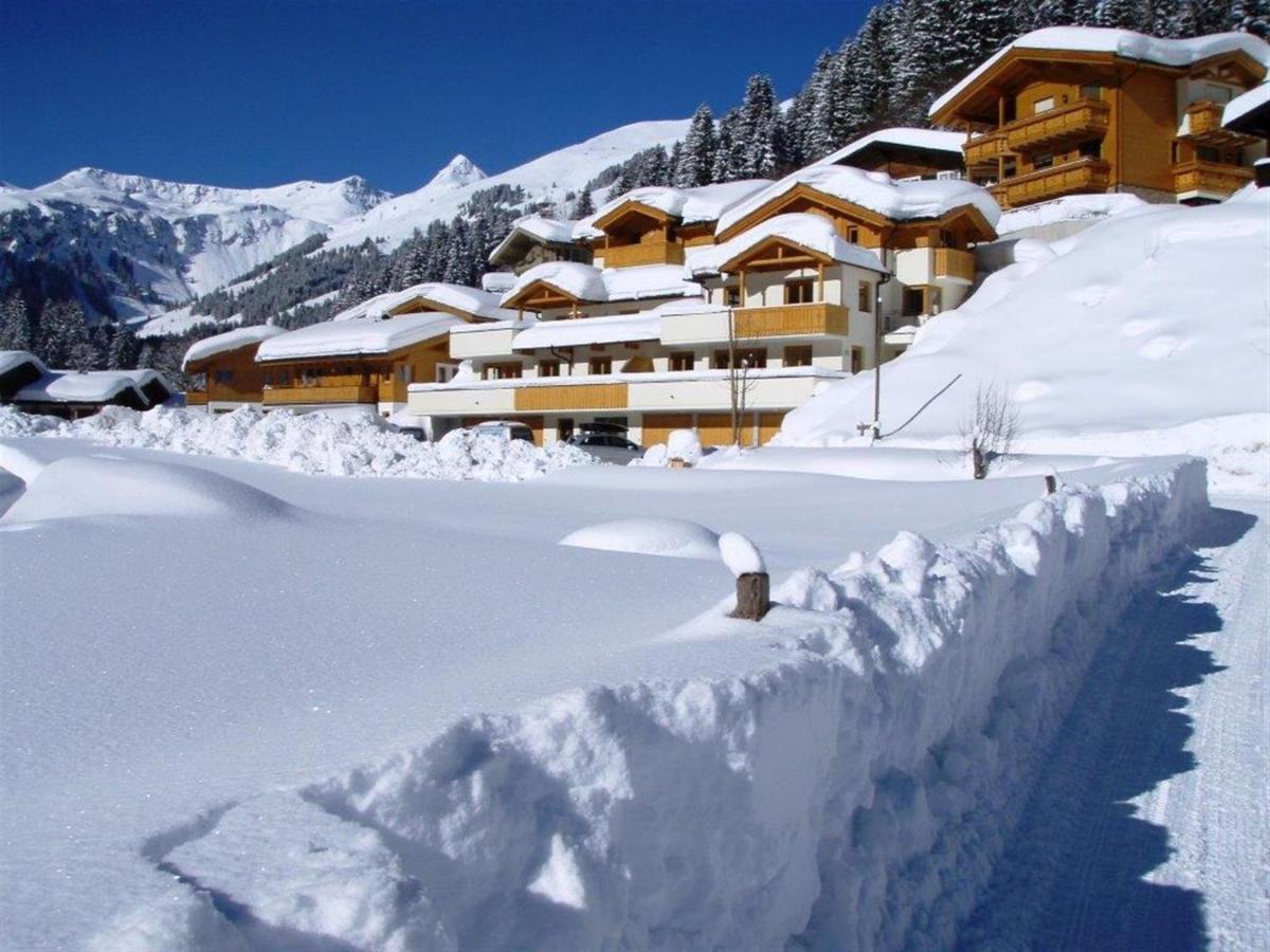 Large Chalet Apartment In Saalbach Hinterglemm Bagian luar foto