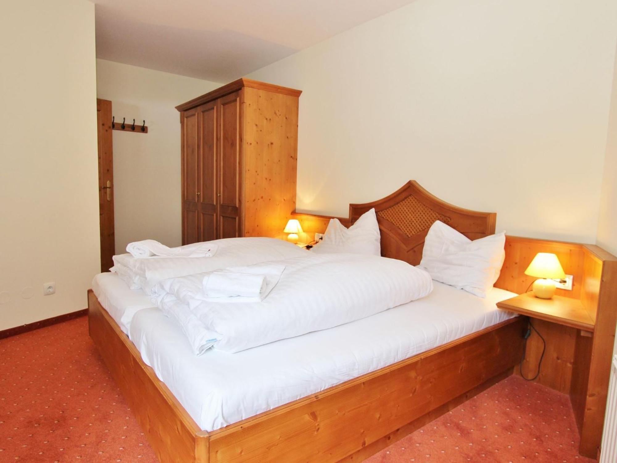 Large Chalet Apartment In Saalbach Hinterglemm Bagian luar foto