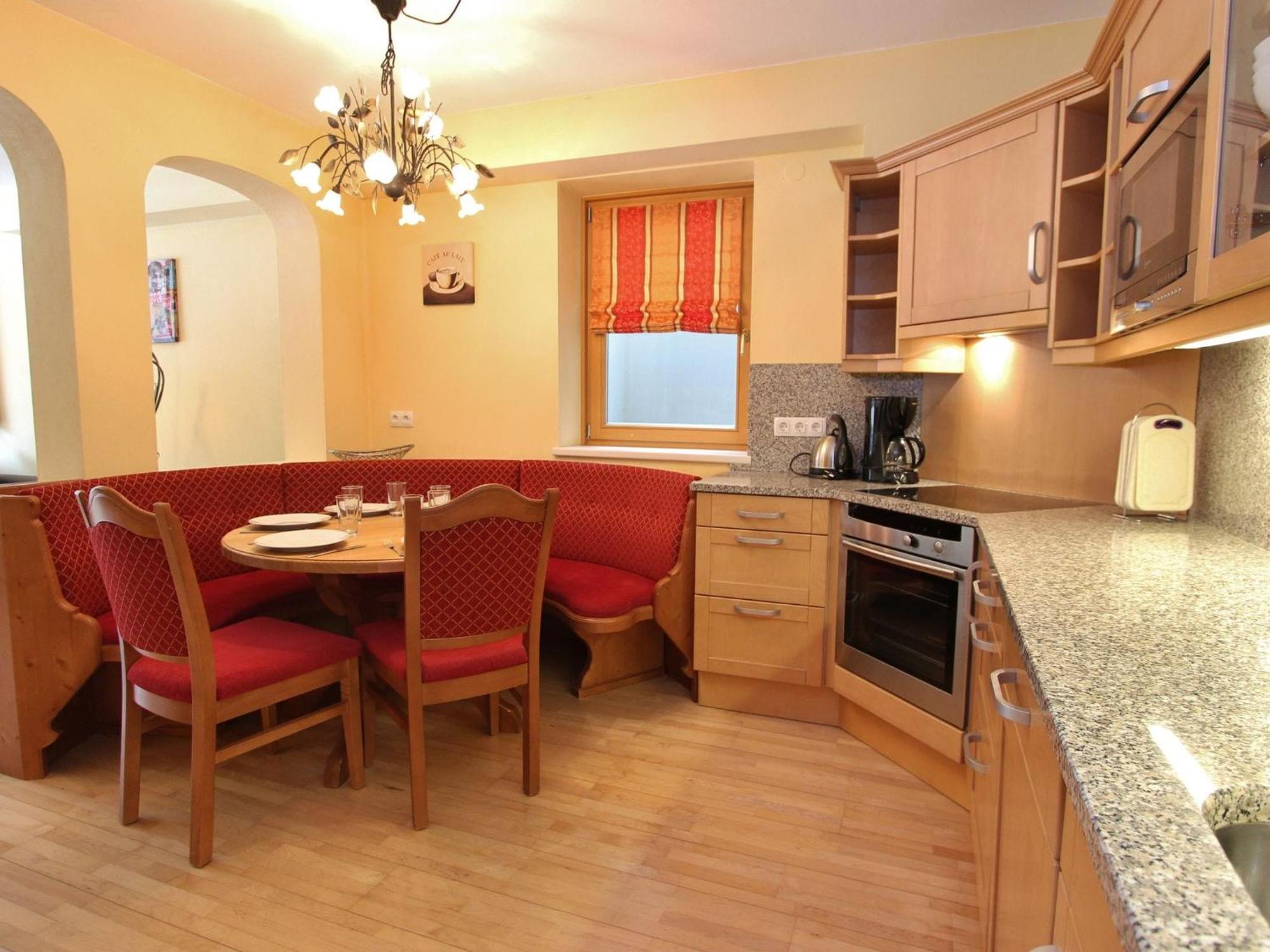 Large Chalet Apartment In Saalbach Hinterglemm Bagian luar foto