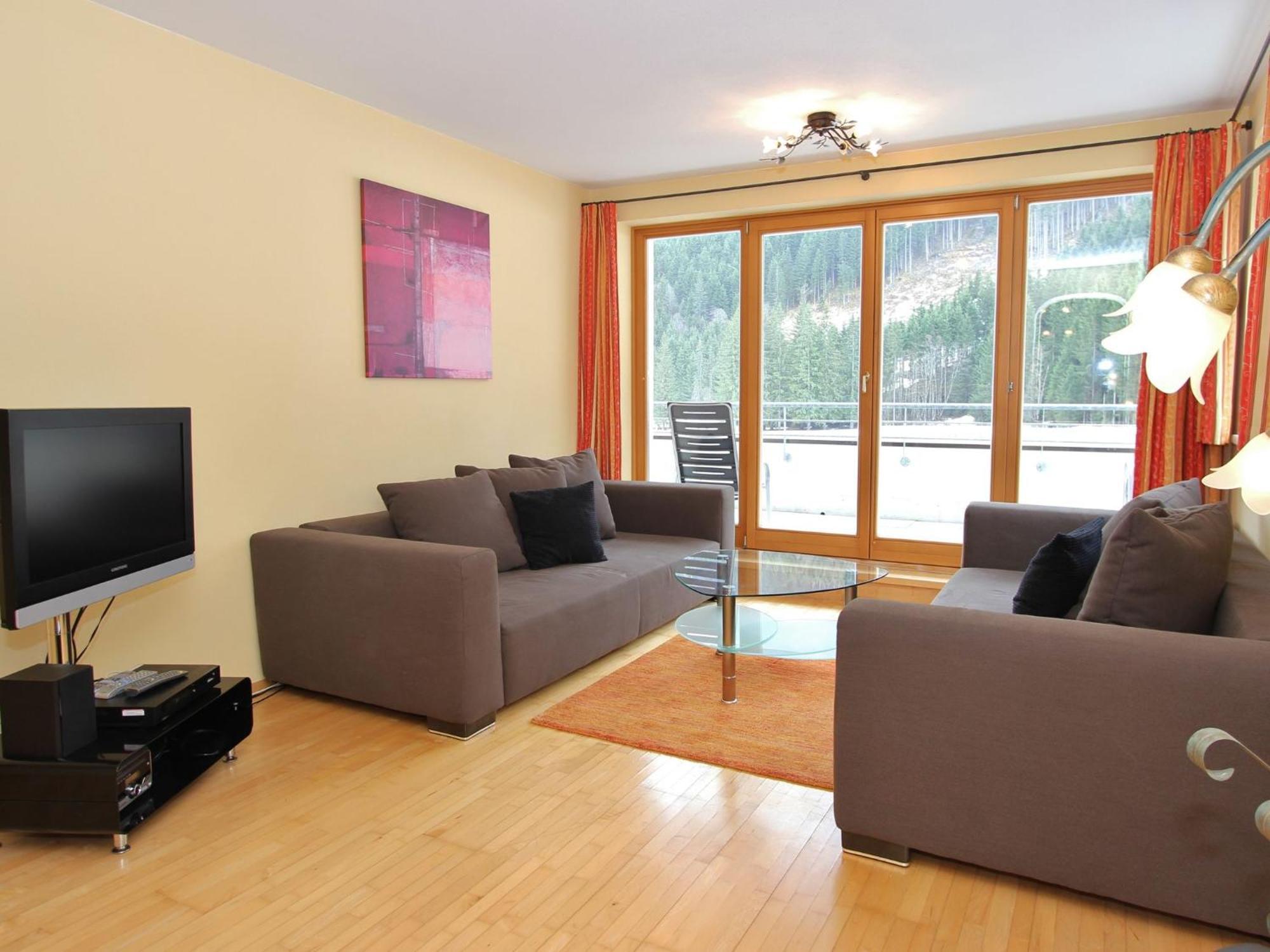 Large Chalet Apartment In Saalbach Hinterglemm Bagian luar foto
