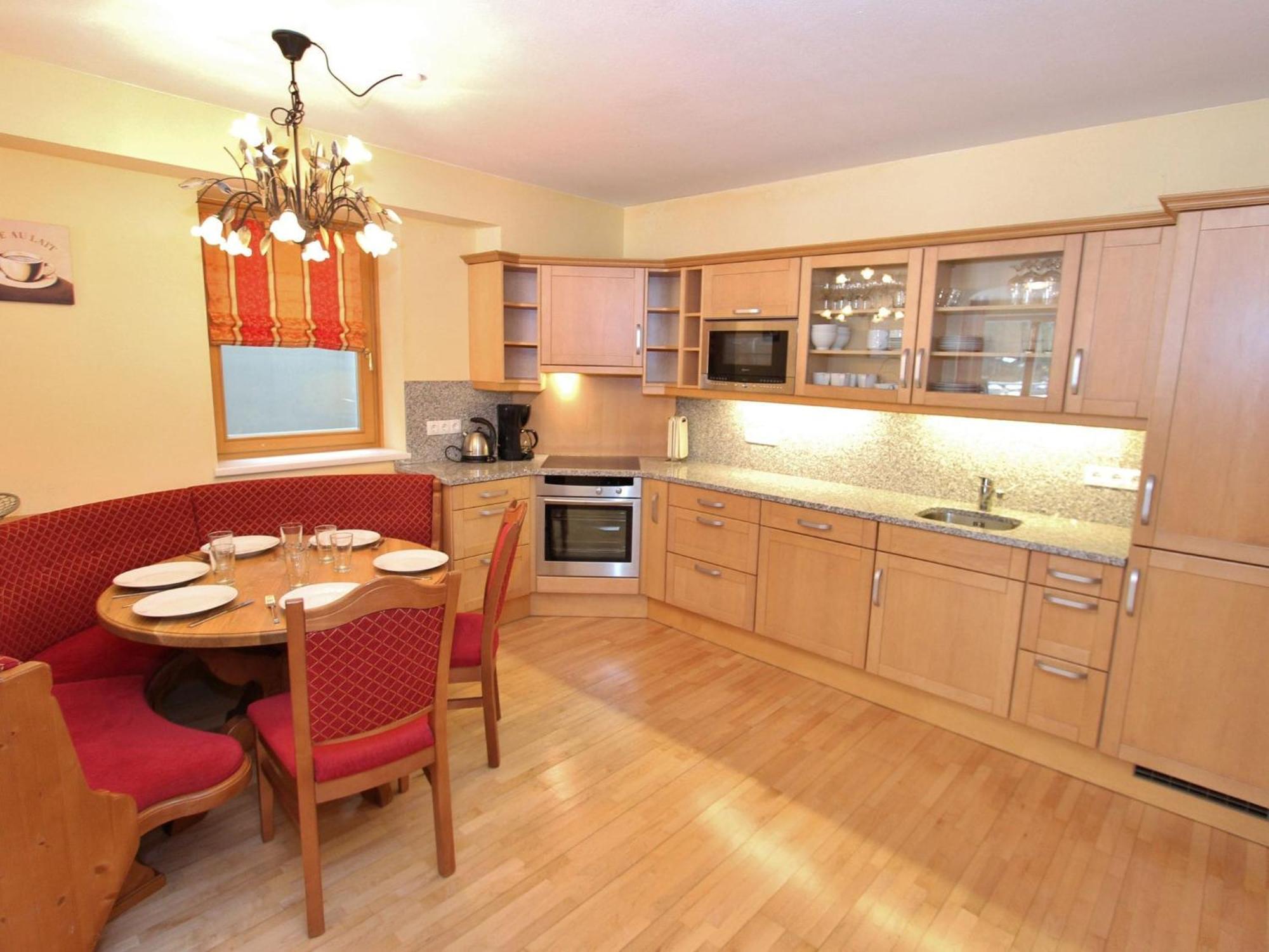 Large Chalet Apartment In Saalbach Hinterglemm Bagian luar foto