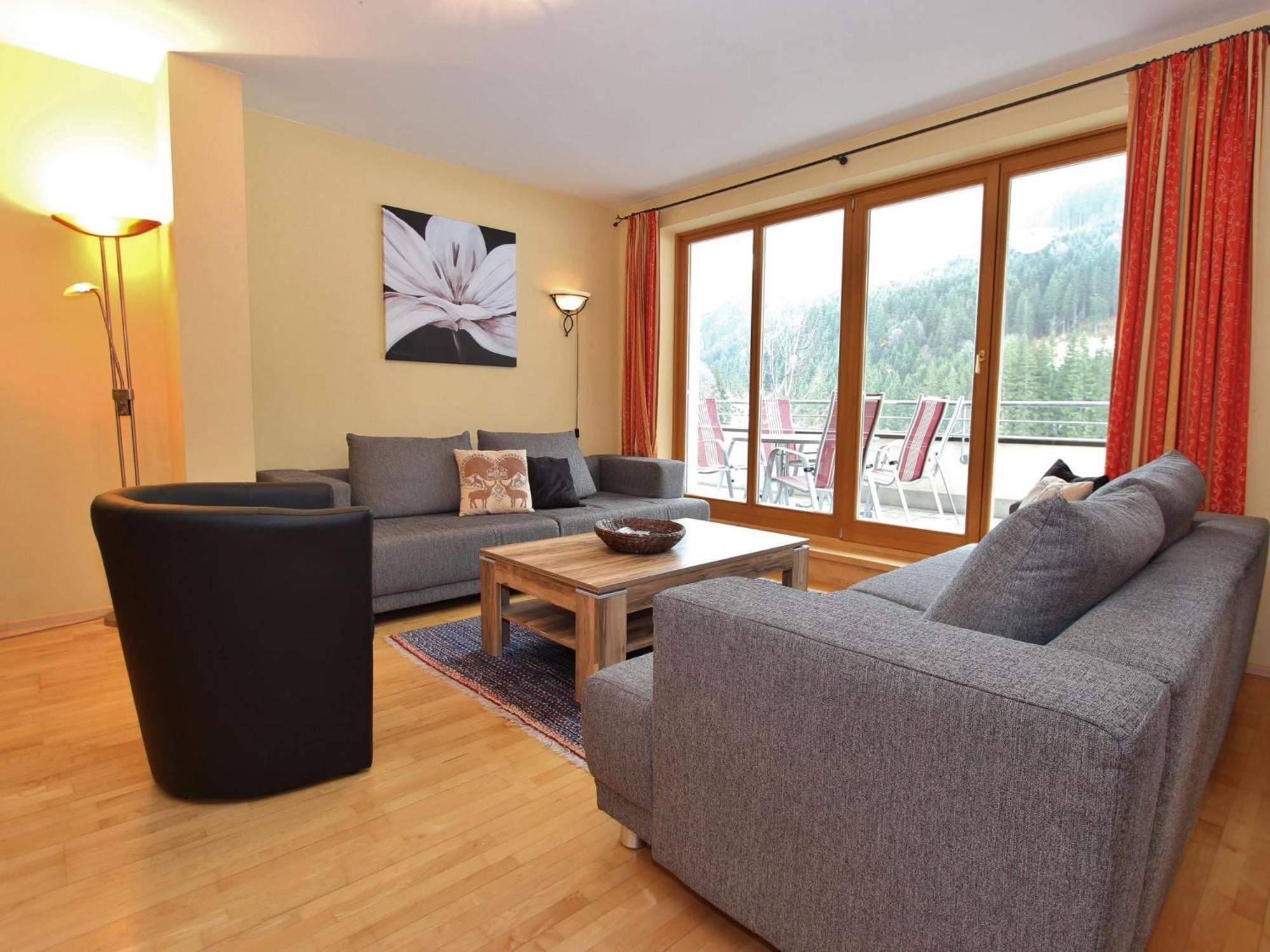 Large Chalet Apartment In Saalbach Hinterglemm Bagian luar foto