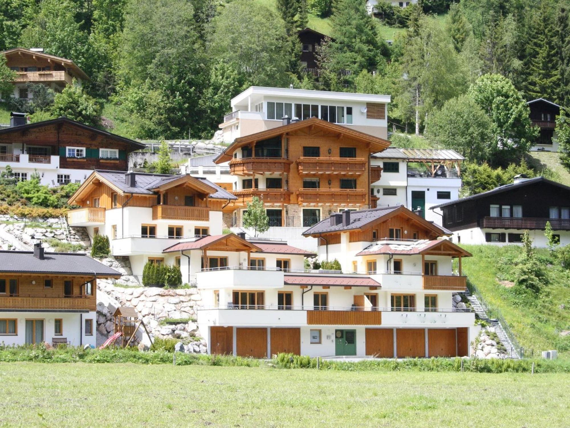 Large Chalet Apartment In Saalbach Hinterglemm Bagian luar foto
